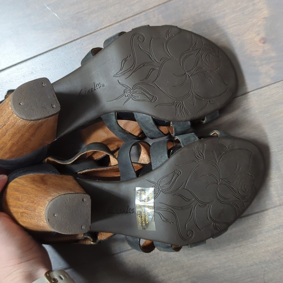 Clark's Size 6.5 Black Leather Sandals - Picture 8 of 11